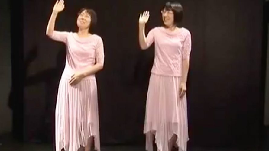 ピンクのドレスに身を包んだ疑似姉妹コンビ 阿佐ヶ谷姉妹の魅力とは？